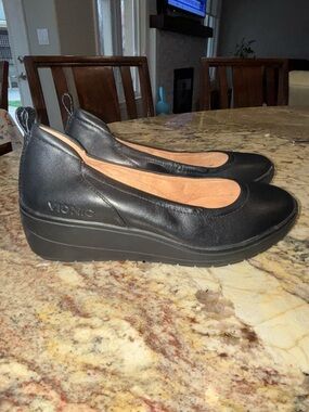 Vionic Black Leather Wedge Slip-On Pumps